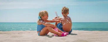 crianças a apanhar sol protegidas