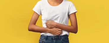mulher com as mãos na barriga