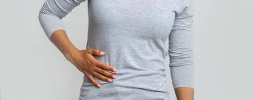 jovem mulher com a mão no apêndice 