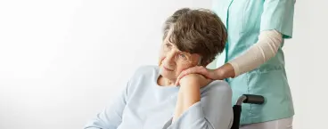 mulher mais velha apoiada na mão de enfermeira