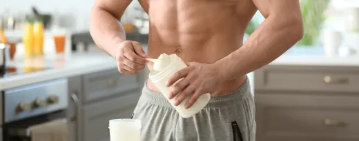 atleta a colocar mass gainer no batido