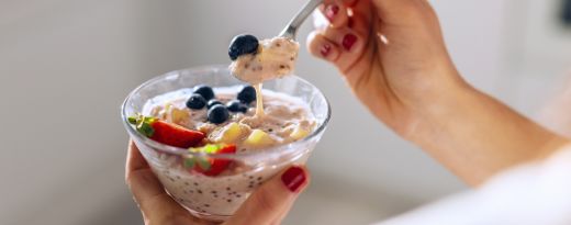 taça de iogurte com sementes e fruta