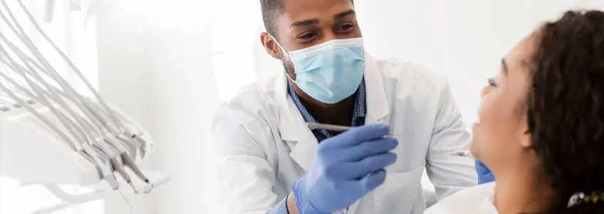 mulher num consultório dentista