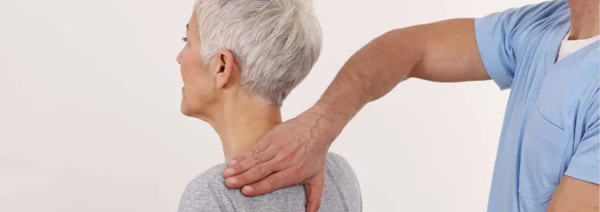 mulher a ser consultada por um terapeuta