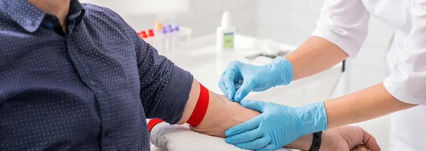 homem a tirar sangue em laboratório