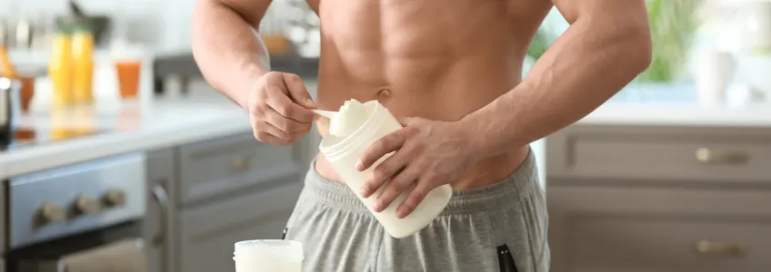 atleta a colocar mass gainer no batido