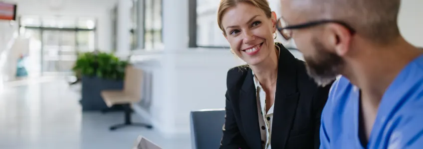 colegas de trabalho a conversar