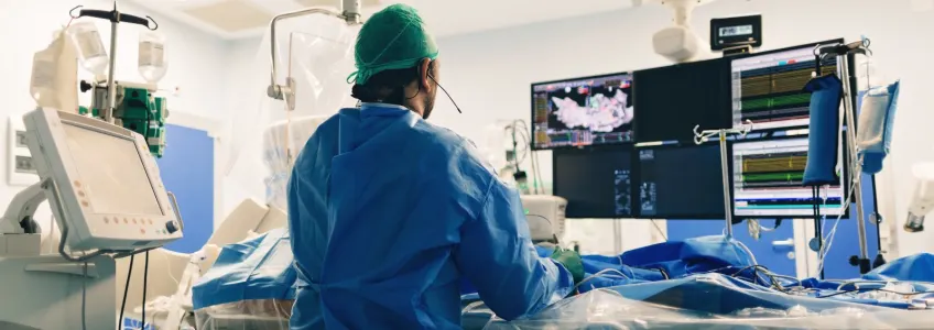 médico a fazer cateterismo em paciente