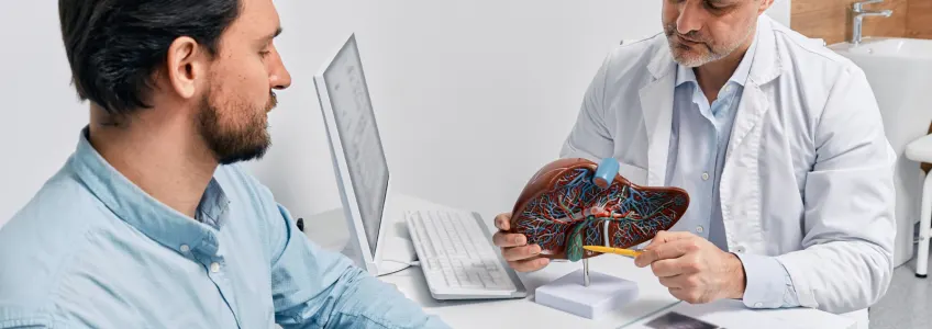 médico explica a paciente o que é uma doença metabólica
