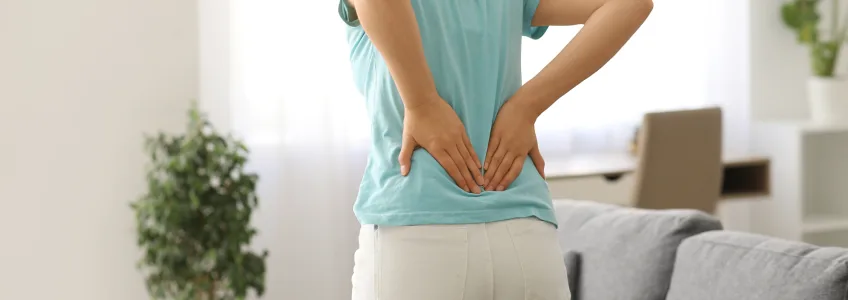 mulher com lombalgia