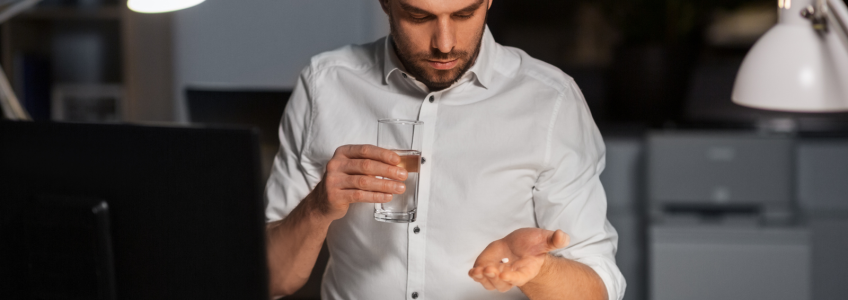 Homem a tomar paracetamol