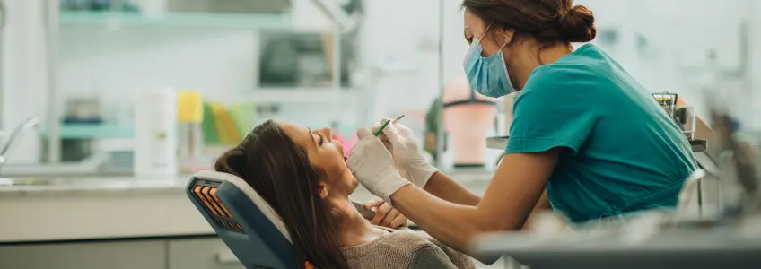 rapaz jovem a sofrer com dores na sala de dentista