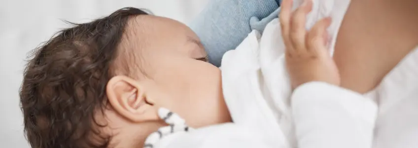 mãe a amamentar bebé