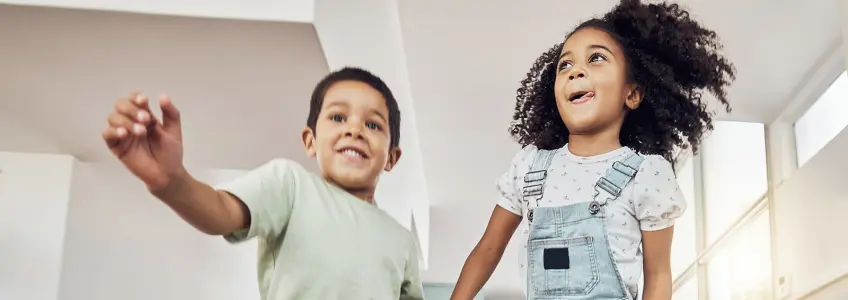 duas crianças a saltar