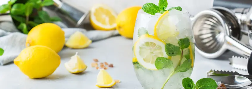 copo de refresco de limão e ortelã