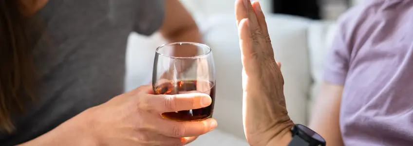 homem a recusar copo de bebida