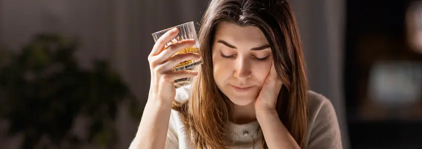 mulher a beber uma bebida alcóolica