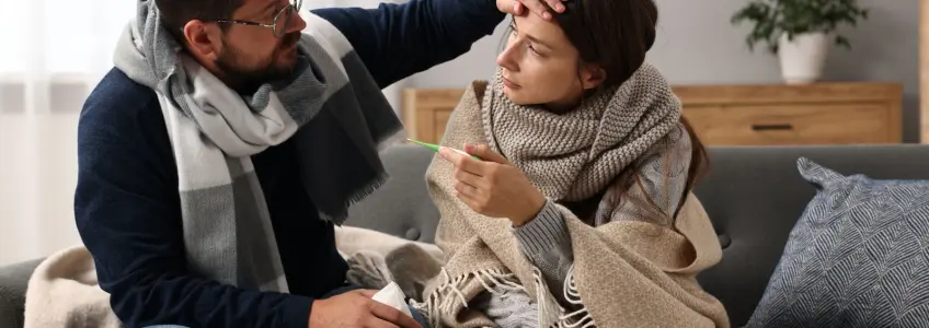 mulher com frio a medir a febre
