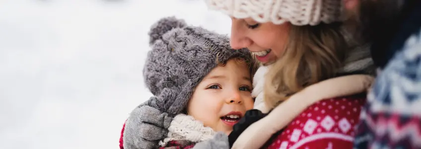 mãe e filho agasalhados contra o frio