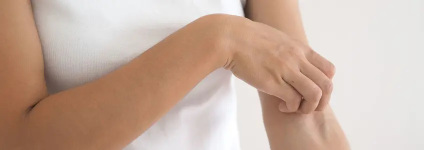 mulher com comichão no braço