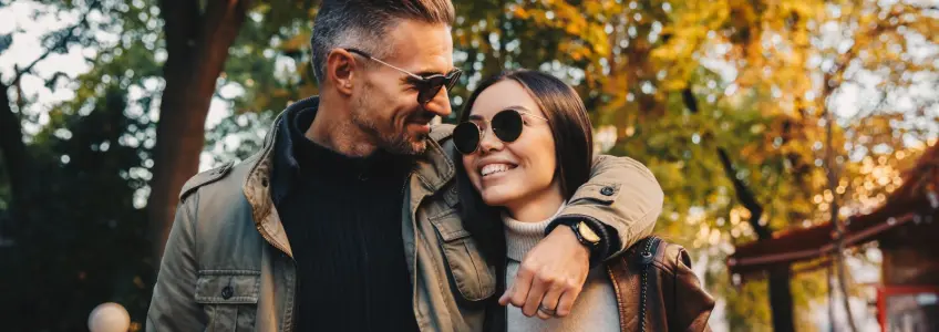 casal a passear na rua em dia de outono