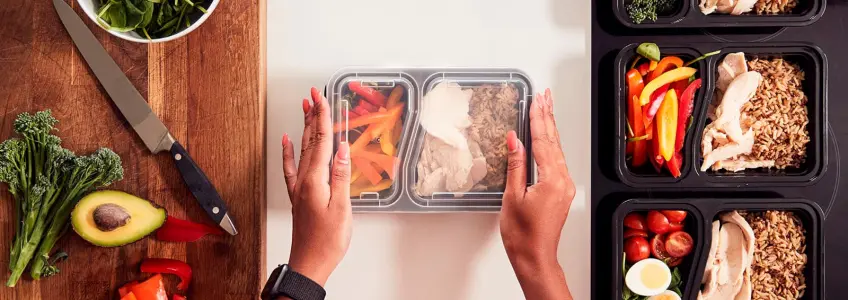 mulher a preparar lancheira