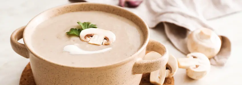 tacho com sopa de cogumelos