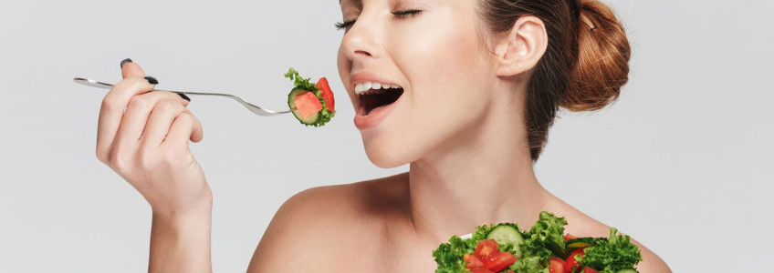mulher a comer salada