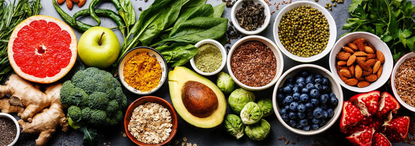 salmão, brócolos, abacate, leguminosas, romã, entre outros alimentos