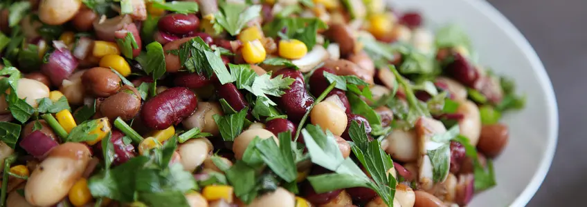 salada com várias leguminosas