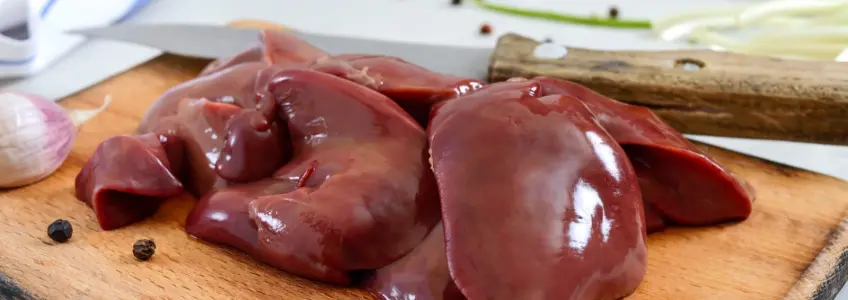 fígado de frango em cima de tábua de cozinha