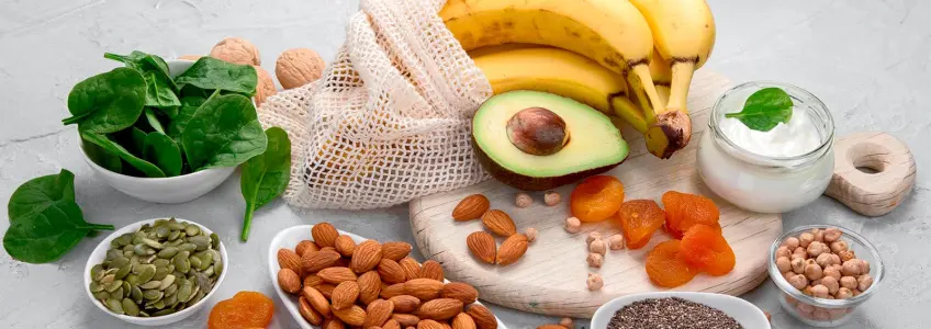 alimentos ricos em magnésio dispostos numa mesa