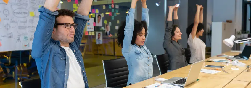 colegas de trabalho todos juntos a alongar os braços