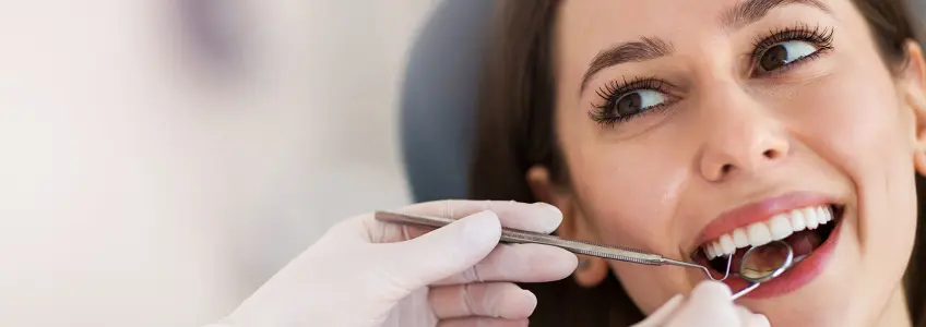 mulher a ser consultada no dentista