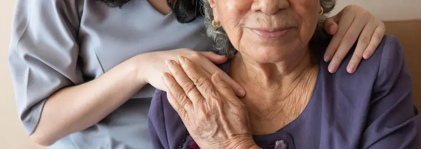 mulher idosa com mulher a apoiá-la