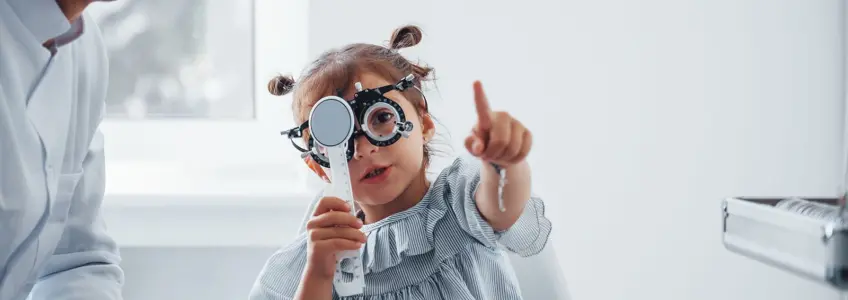 menina a fazer teste para despistar ambliopia