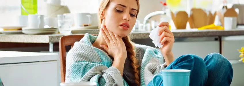 Mulher queixosa com mãos na garganta