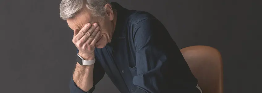 homem a sentir-se cansado