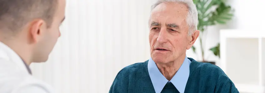homem sénior em consulta de urologia