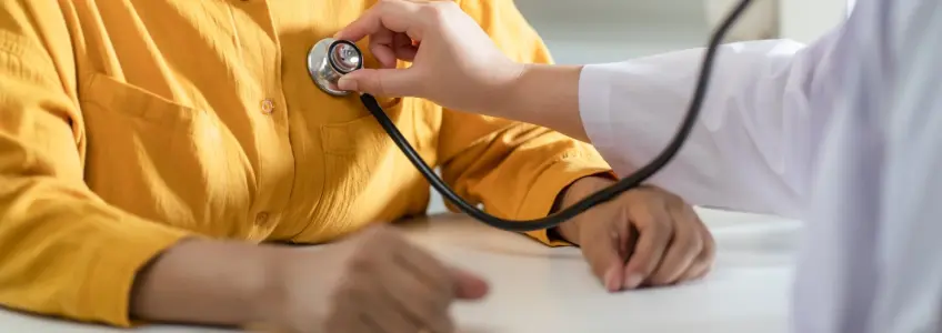 médico a auscultar coração de paciente