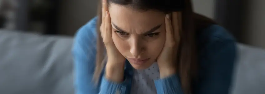 mulher sentada a ter um episódio de pânico