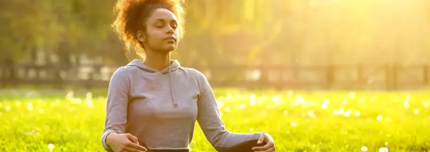 mulher a fazer meditação