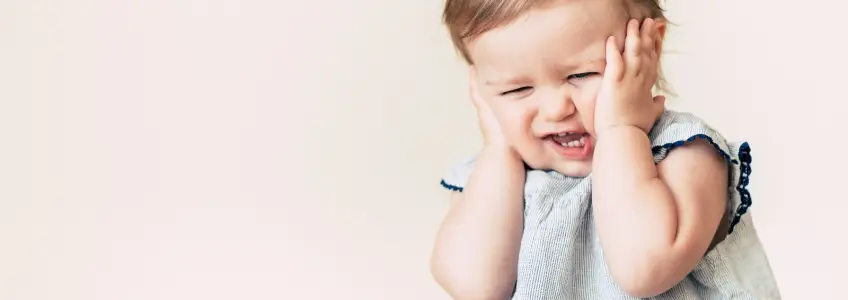 bebé a fazer um teste auditivo