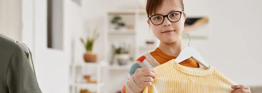 mãe a olhar para criança sentada no chão agarrada a peluche
