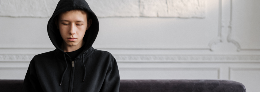 adolescente de hoodie triste