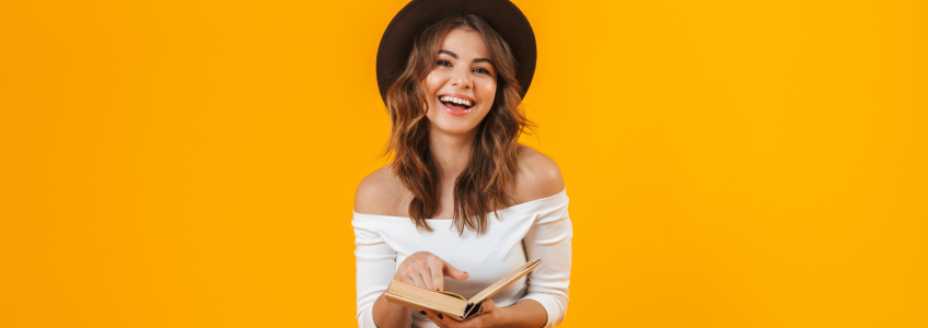 mulher feliz a ler um livro