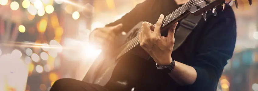 homem a tocar guitarra