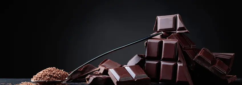 tablete de chocolate partida em pedaços