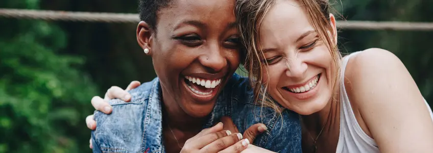 duas amigas com sorrisos contagiantes