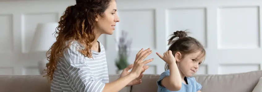 mãe tenta acalmar a filha